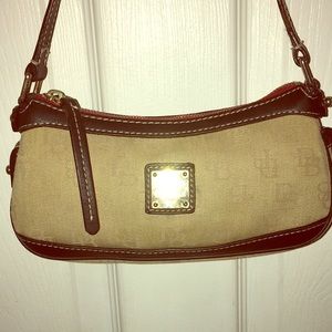 Elegant Dooney and Bourne handbag, flawless